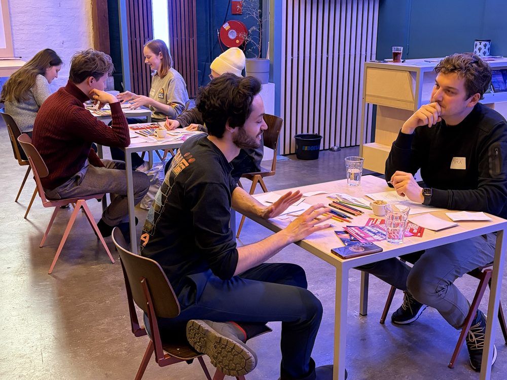 Twee mensen gaan in gesprek tijdens een speedfriending in Utrecht
